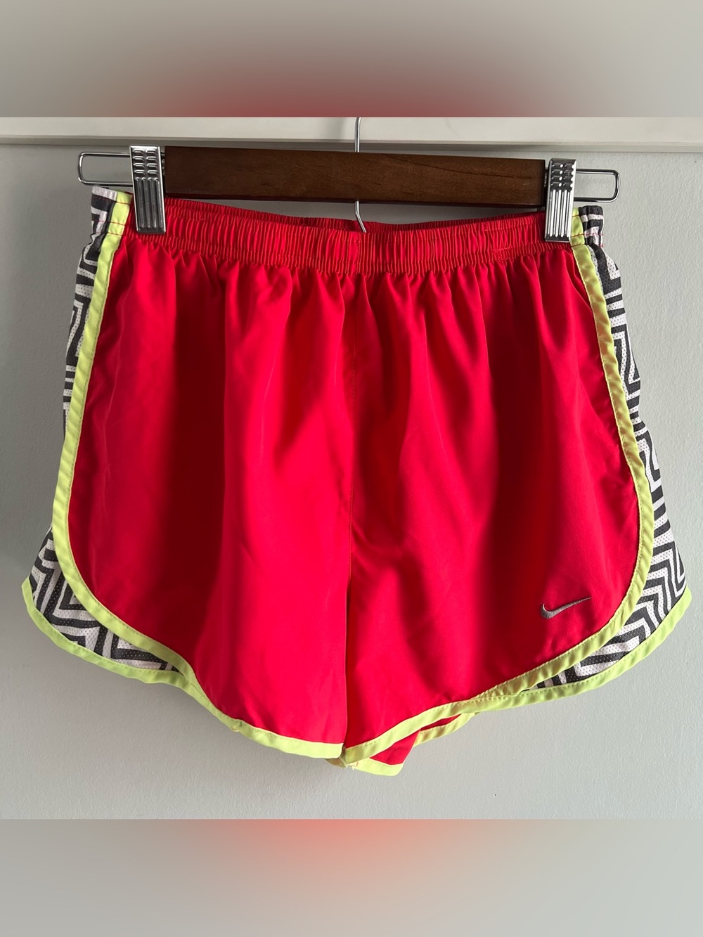 Nike Women’s S Small Dri-FIT Tempo Running Athletic Gym Lined Shorts Red Pink